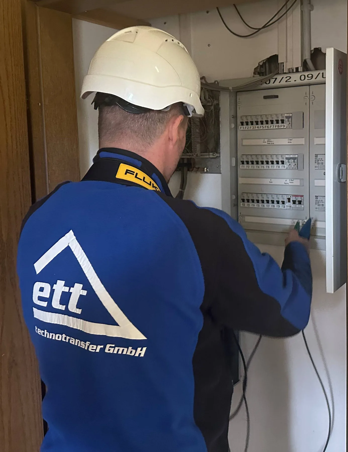 Techniker der ett technotransfer GmbH prüft eine Unterverteilung in Erfurt